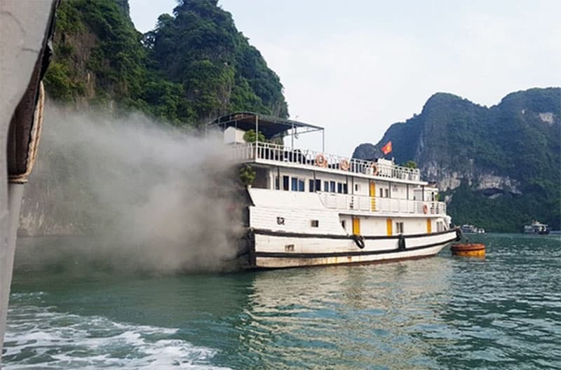 Quảng Ninh: Cháy tàu du lịch trên vịnh Hạ Long