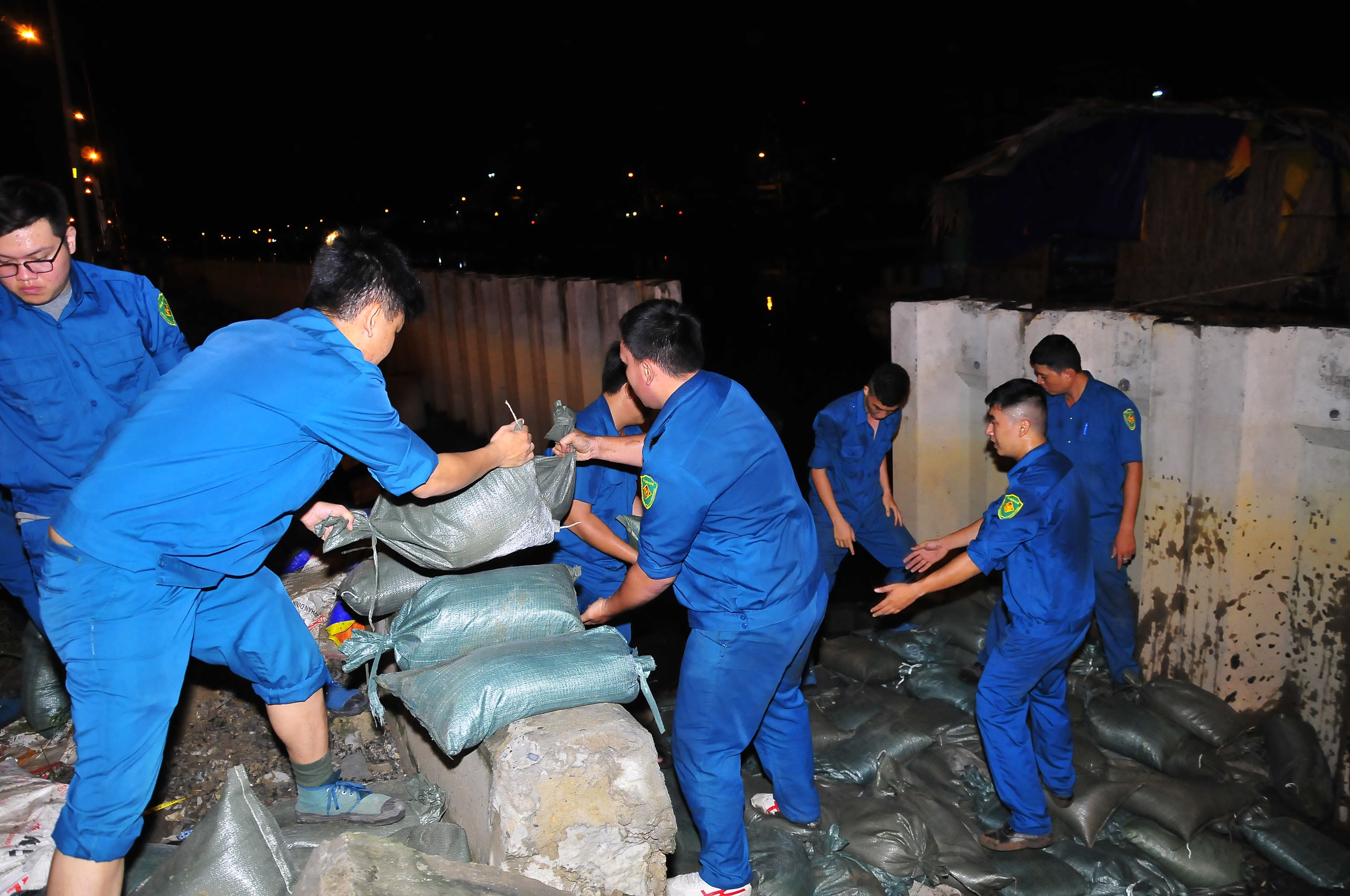 TP Hồ Chí Minh: Lực lượng dân quân cùng cơ quan chức năng khắc phục sự cố vỡ kè bao do triều cường