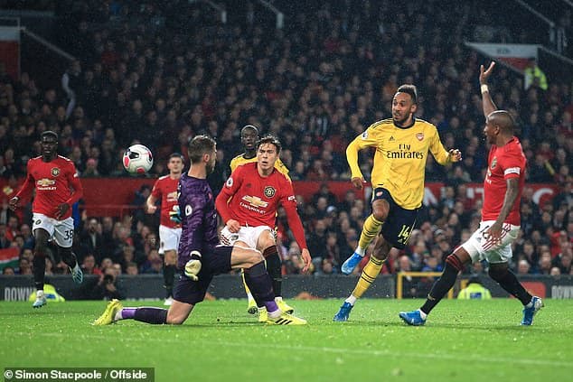 Man Utd chia điểm cùng Arsenal