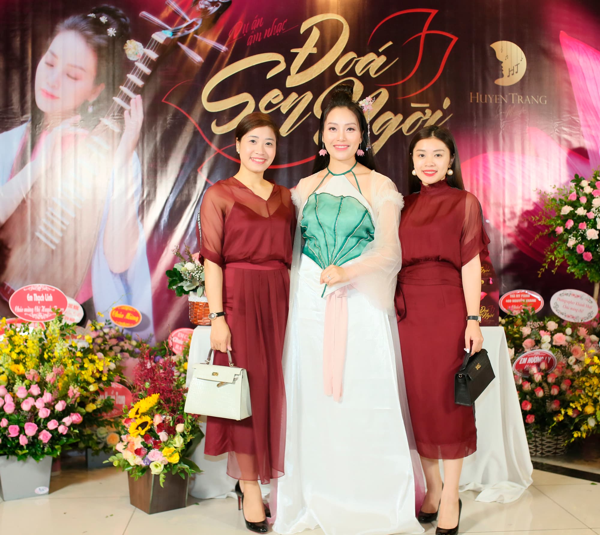 Sao mai Huyền Trang trình làng MV “Đóa sen ngời”