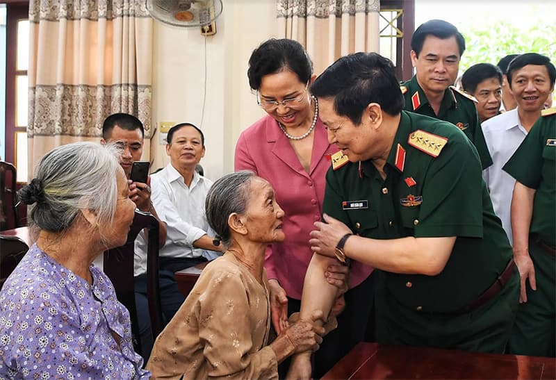 Đại tướng Ngô Xuân Lịch tiếp xúc cử tri tại Hà Nam