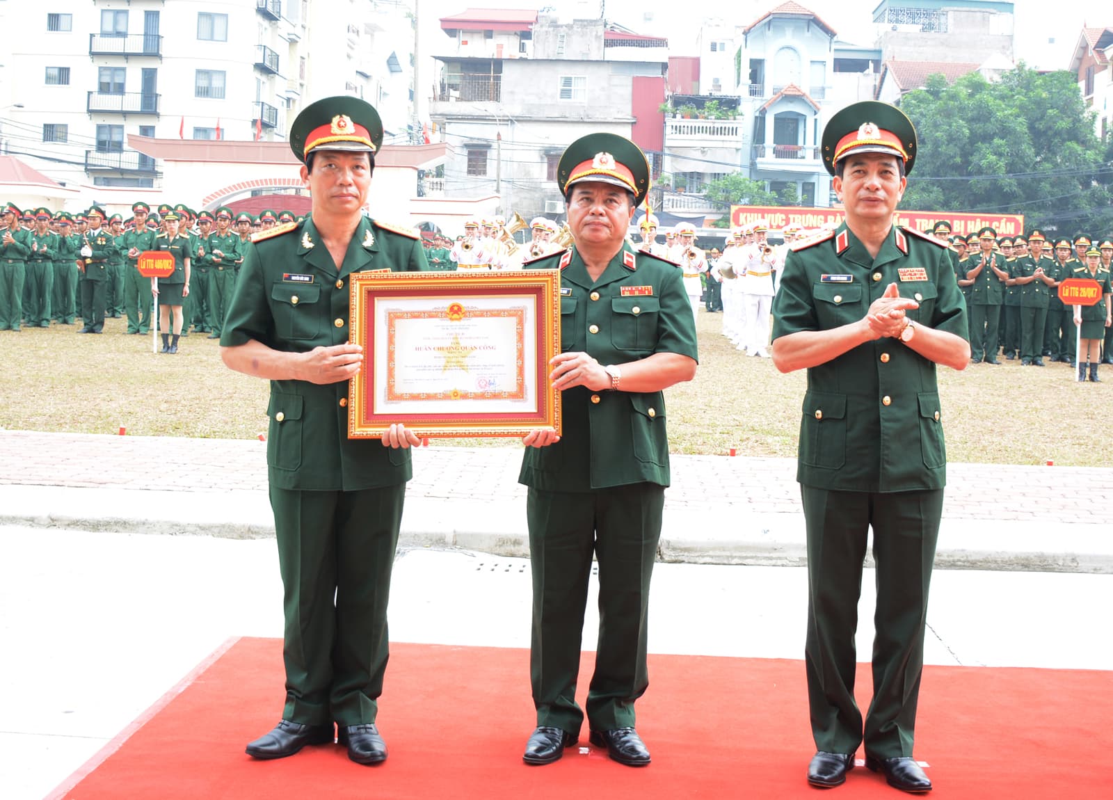 Binh chủng Tăng thiết giáp đón nhận Huân chương Quân công hạng Ba