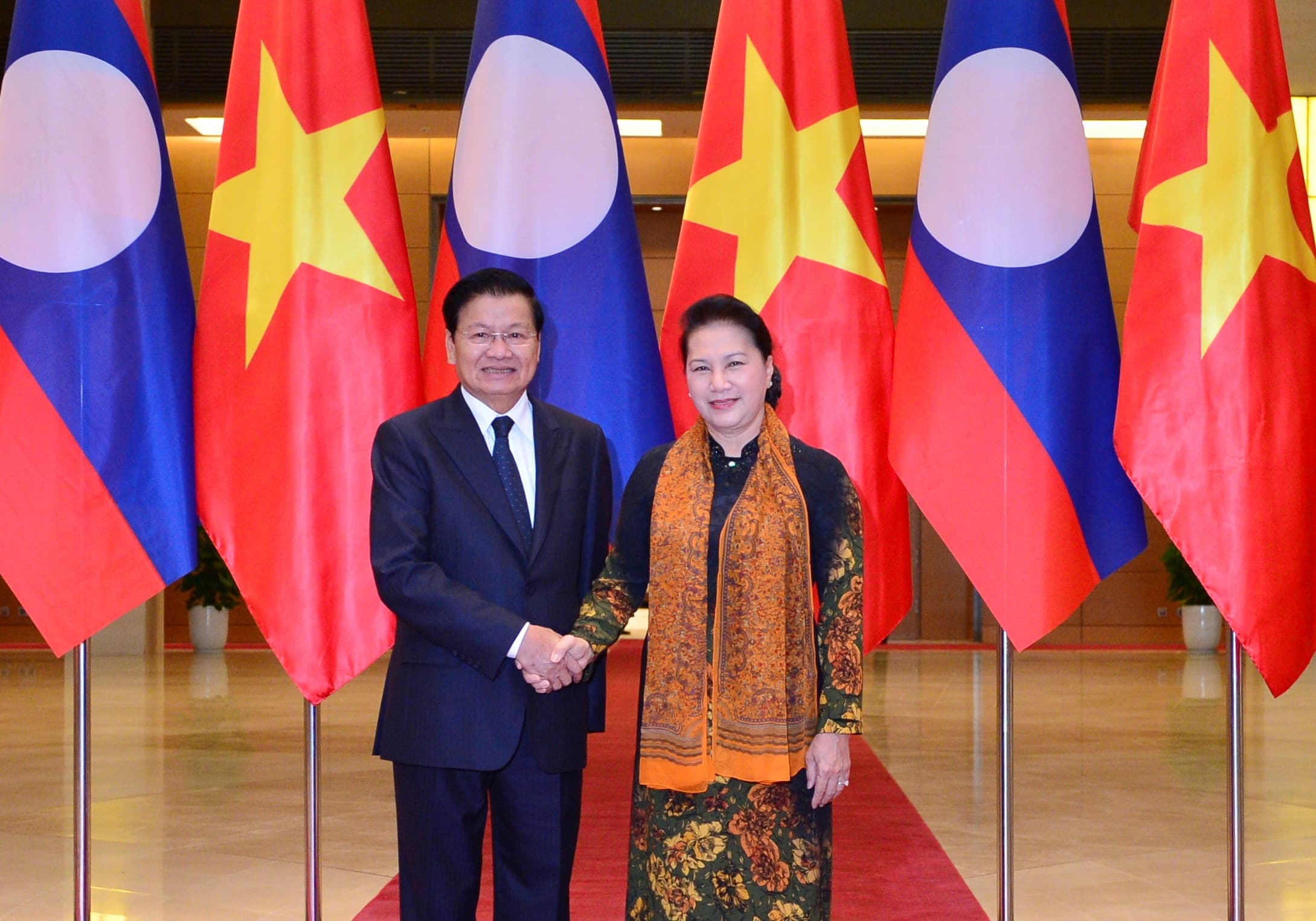 Chủ tịch Quốc hội Nguyễn Thị Kim Ngân hội kiến Thủ tướng Lào Thongloun Sisoulith