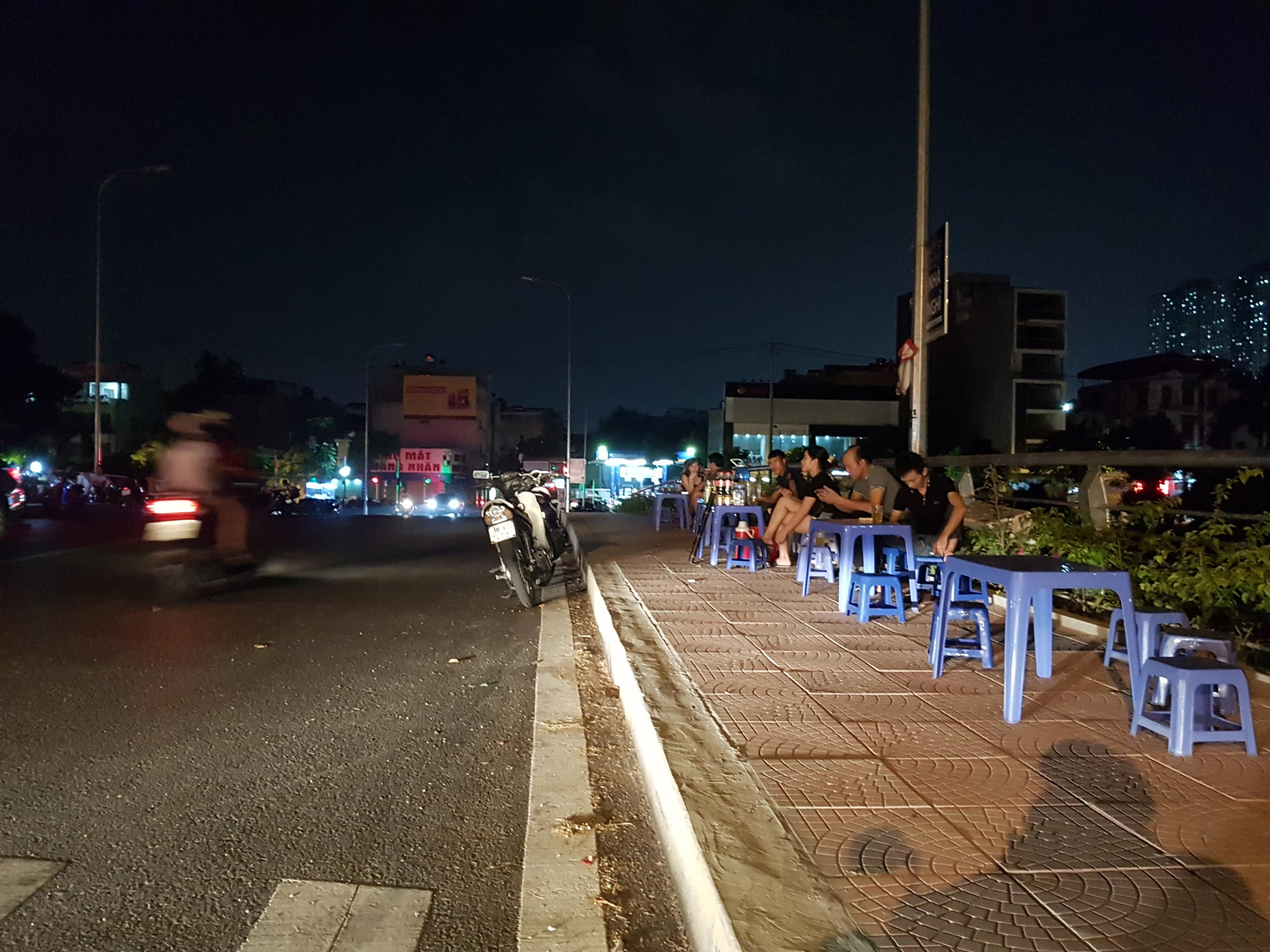 Đầu cầu không phải nơi để buôn bán