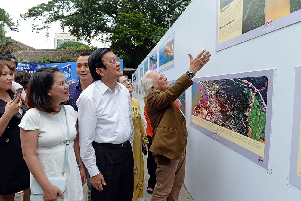 Nhà báo Giản Thanh Sơn triển lãm và ra mắt sách “Không ảnh đảo và bờ biển Việt Nam”