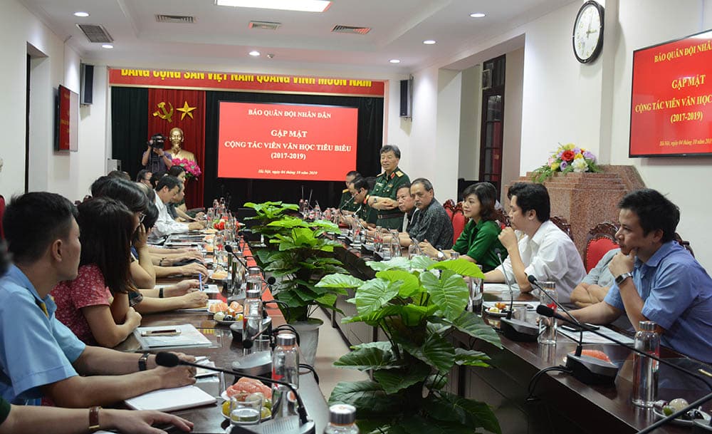 Báo Quân đội nhân dân gặp mặt cộng tác viên văn học tiêu biểu