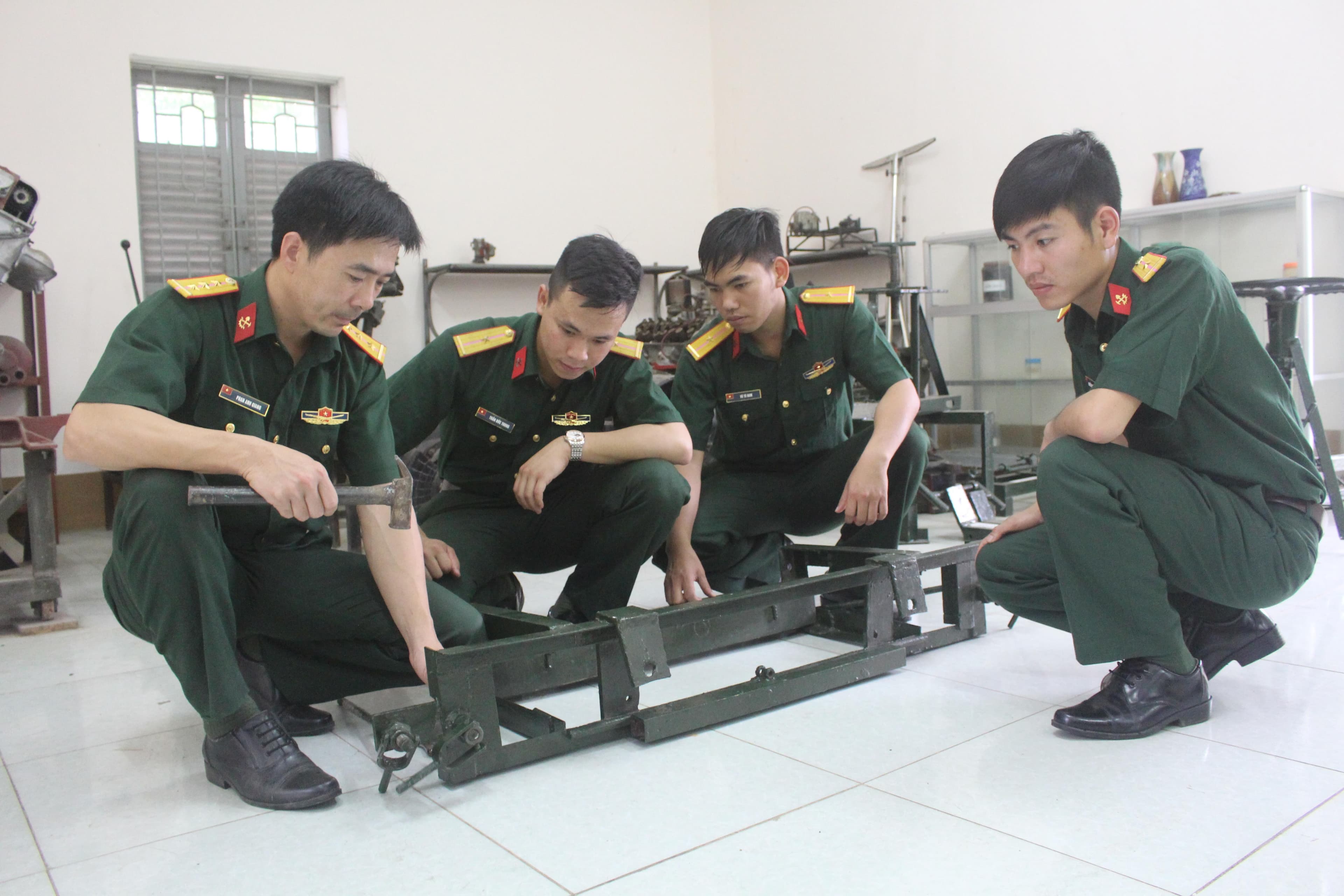 Thượng úy QNCN Phan Anh Giang say mê nghiên cứu