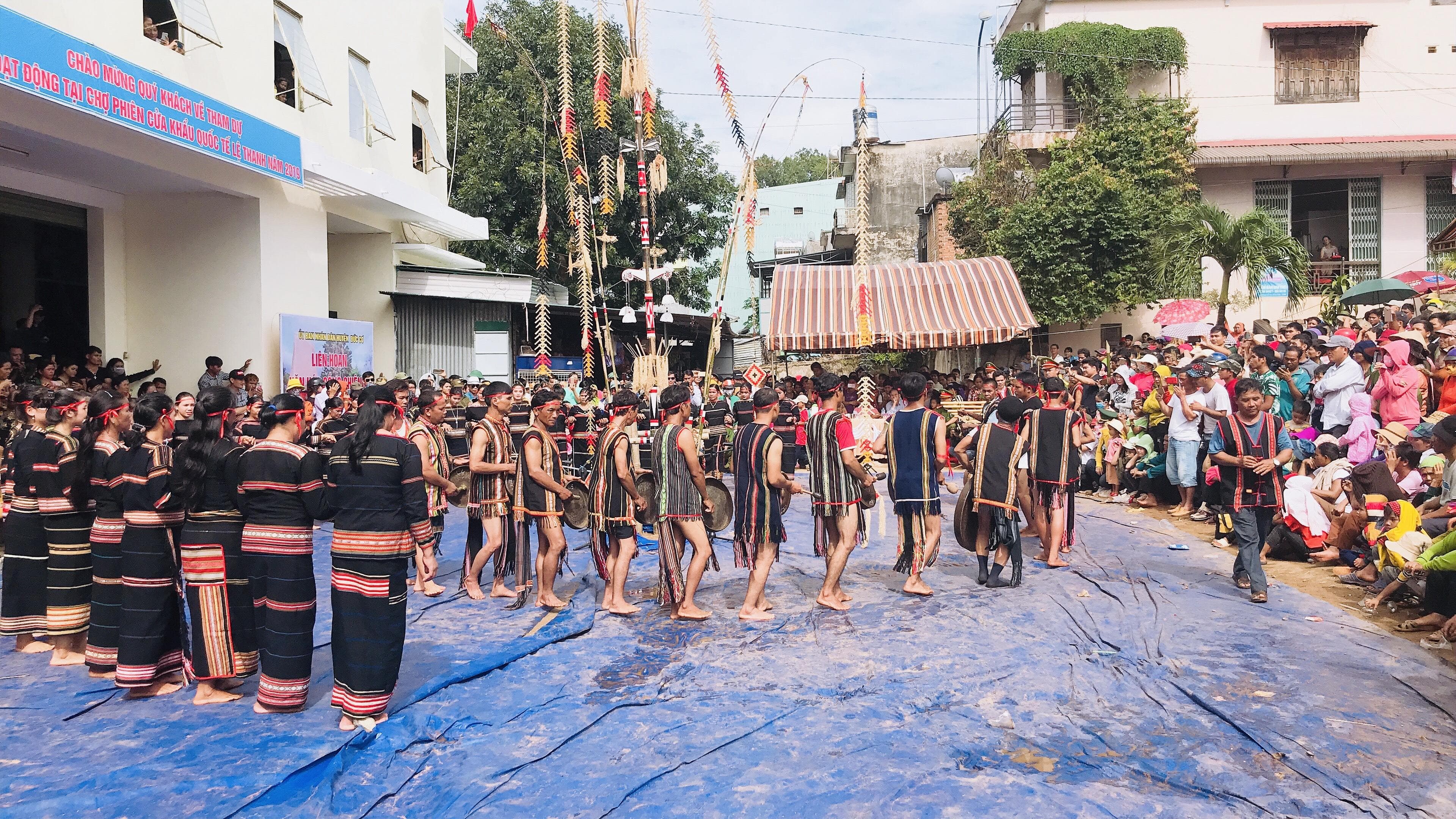 Hấp dẫn lễ hội cồng chiêng ở chợ phiên vùng biên giới