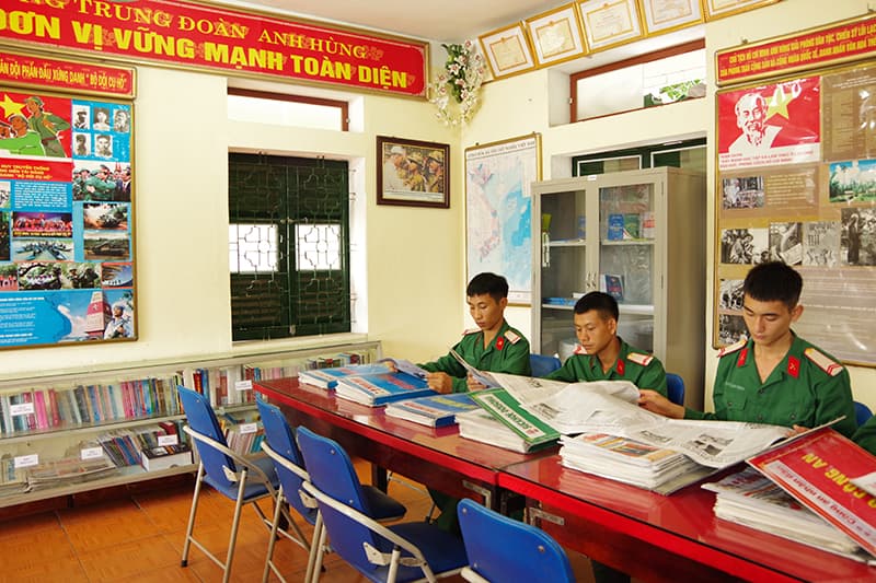 Giáo dục truyền thống ở một đơn vị anh hùng