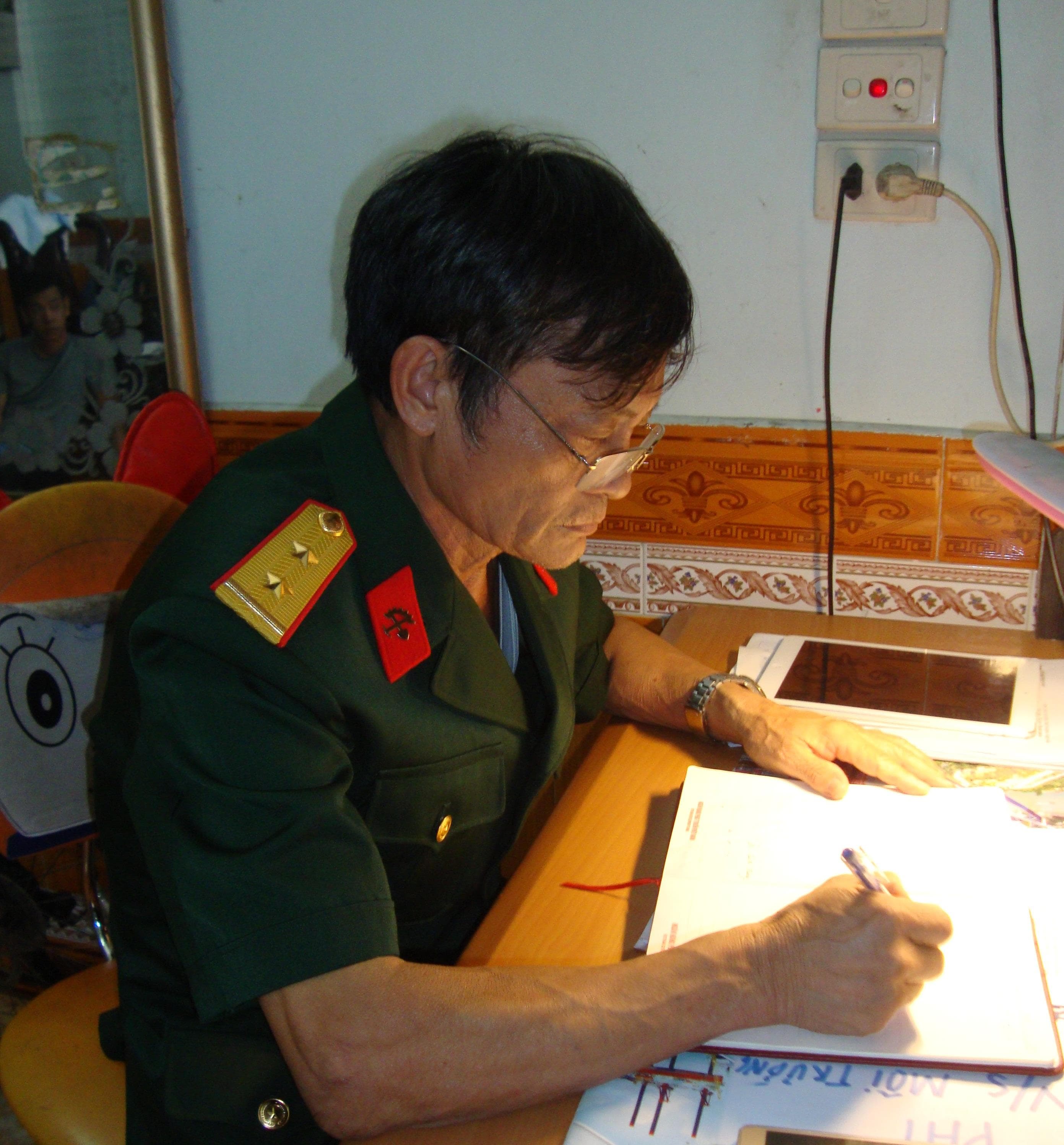 Ông Tiến miệng nói tay làm