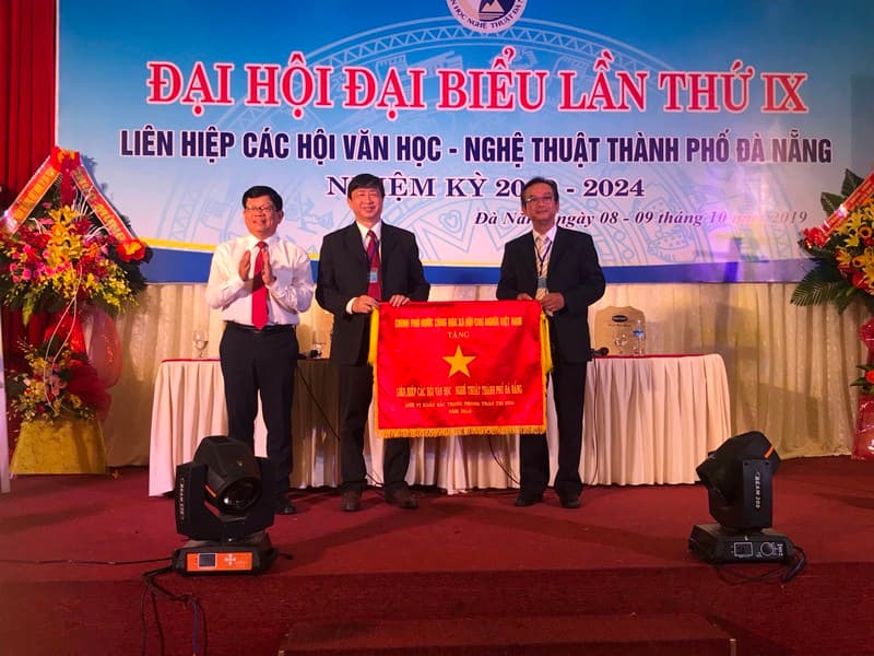 Văn, nghệ sĩ TP Đà Nẵng đón nhận Cờ thi đua xuất sắc của Thủ tướng Chính phủ