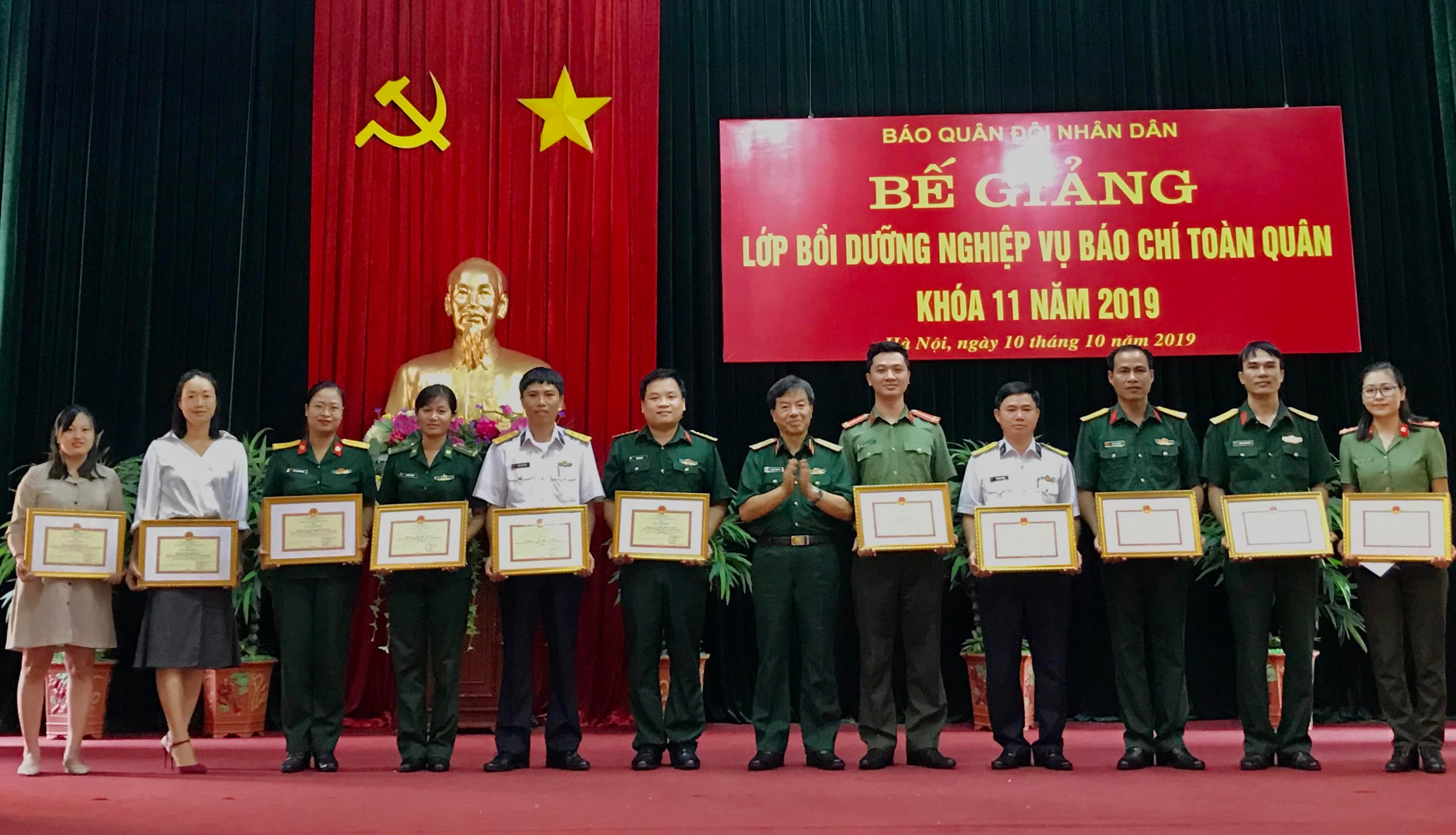 Bế giảng Lớp bồi dưỡng nghiệp vụ báo chí toàn quân khóa 11