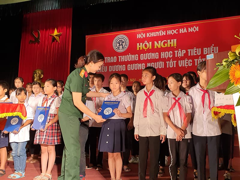 Trao thưởng cho học sinh, sinh viên...có thành tích xuất sắc trong học tập, lao động, công tác