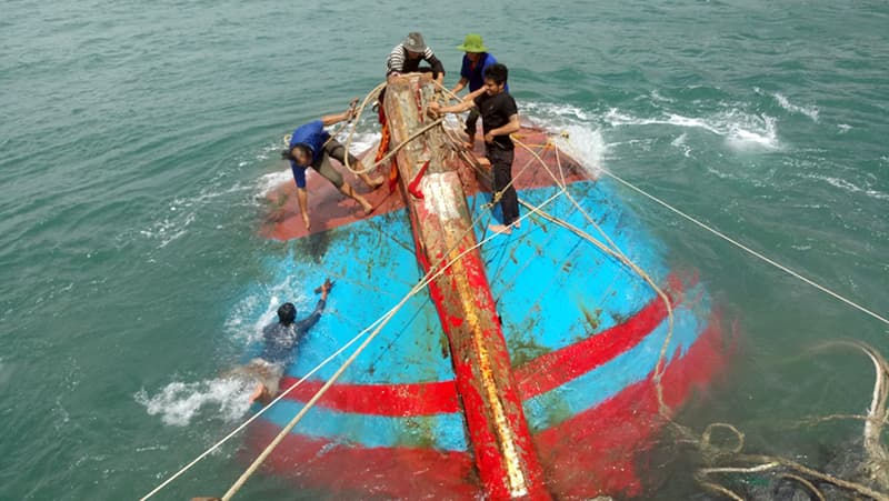 Đưa 12 ngư dân gặp nạn trên biển vào bờ an toàn
