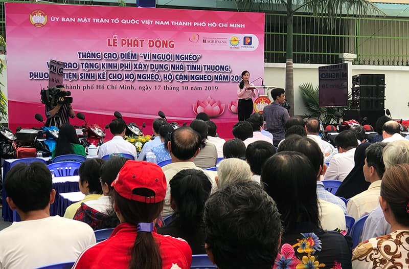 Trao kinh phí xây dựng nhà tình thương, phương tiện sinh kế tặng các hộ nghèo