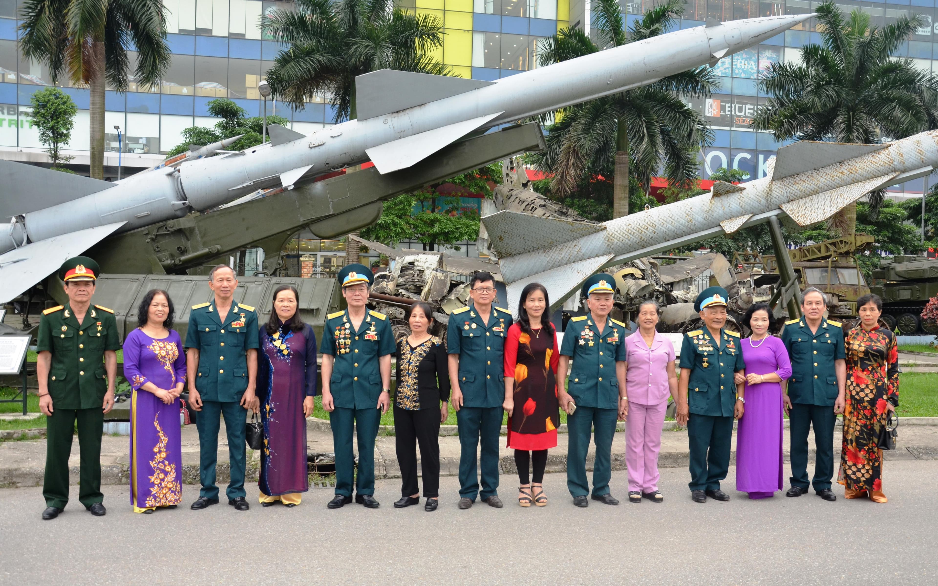 Những người vợ - những anh hùng