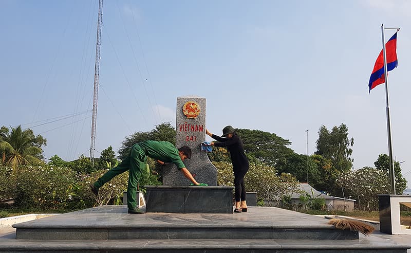 Những bóng hồng trên đường biên cột mốc