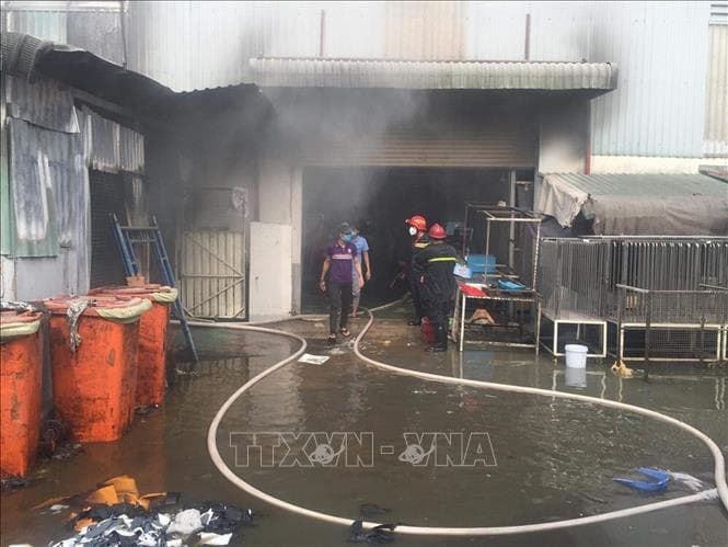 Bình Dương: Tạm thời khống chế vụ cháy lớn tại công ty sản xuất giày, dép