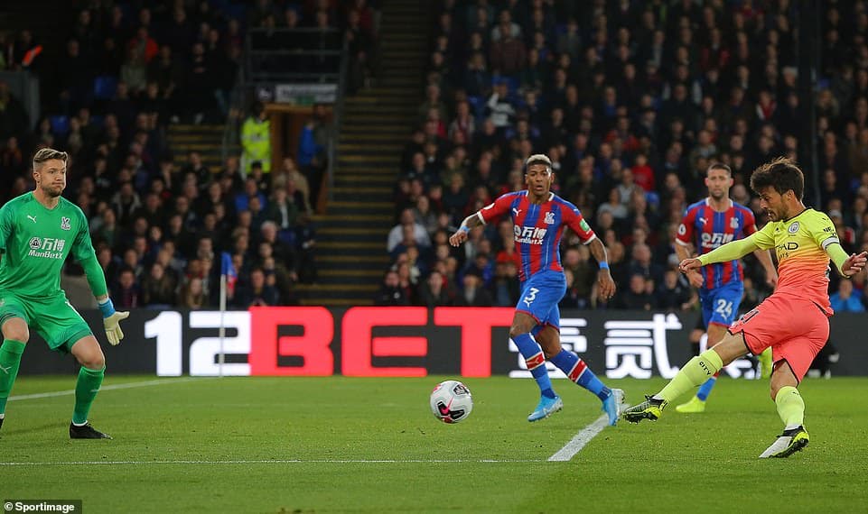 Man City rút ngắn khoảng cách với Liverpool