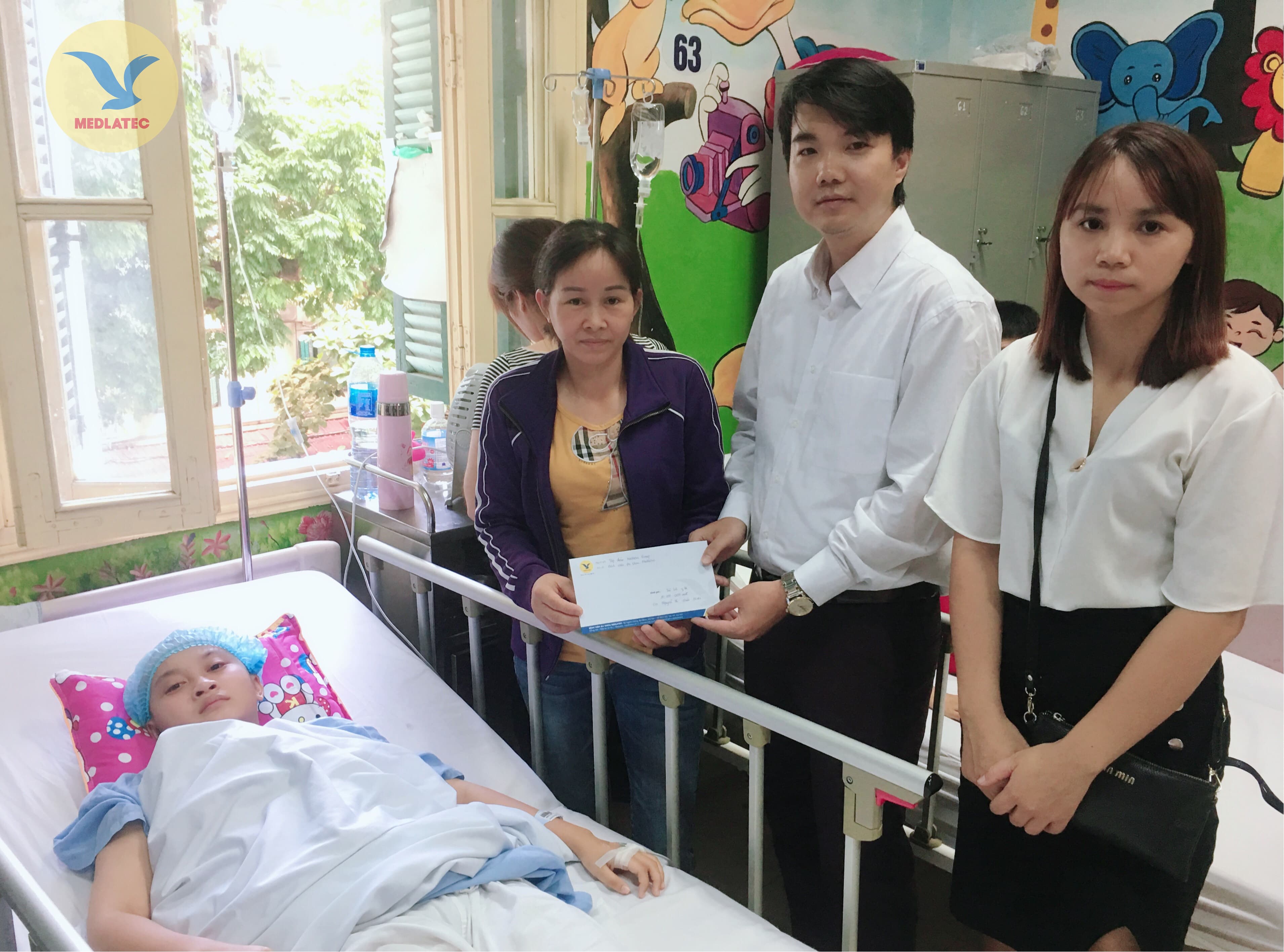 MEDLATEC trao 10 triệu đồng tặng bệnh nhân bị tai nạn giao thông ở Bắc Ninh
