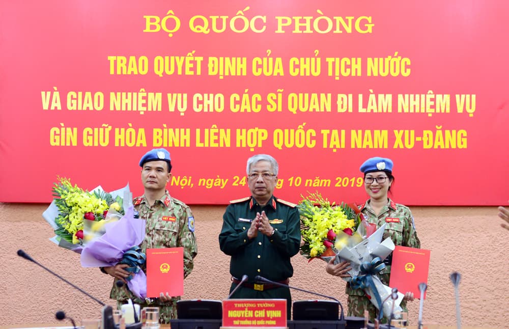 Trao Quyết định của Chủ tịch nước và giao nhiệm vụ cho 2 sĩ quan làm nhiệm vụ tại Nam Sudan