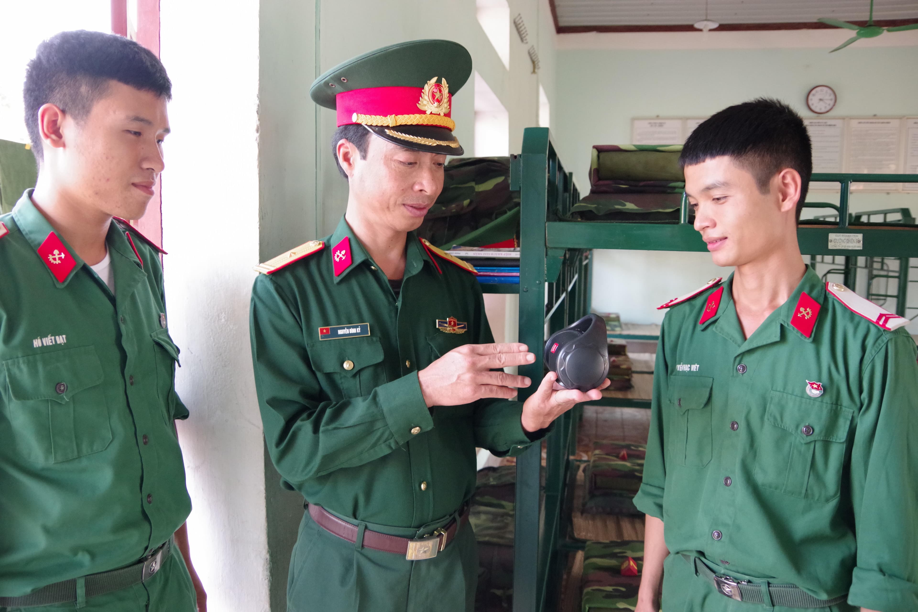 Tuyên truyền bằng loa mini ở Lữ đoàn 414