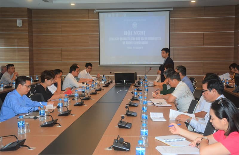Cung cấp thông tin cho báo chí về nhân quyền và đối ngoại