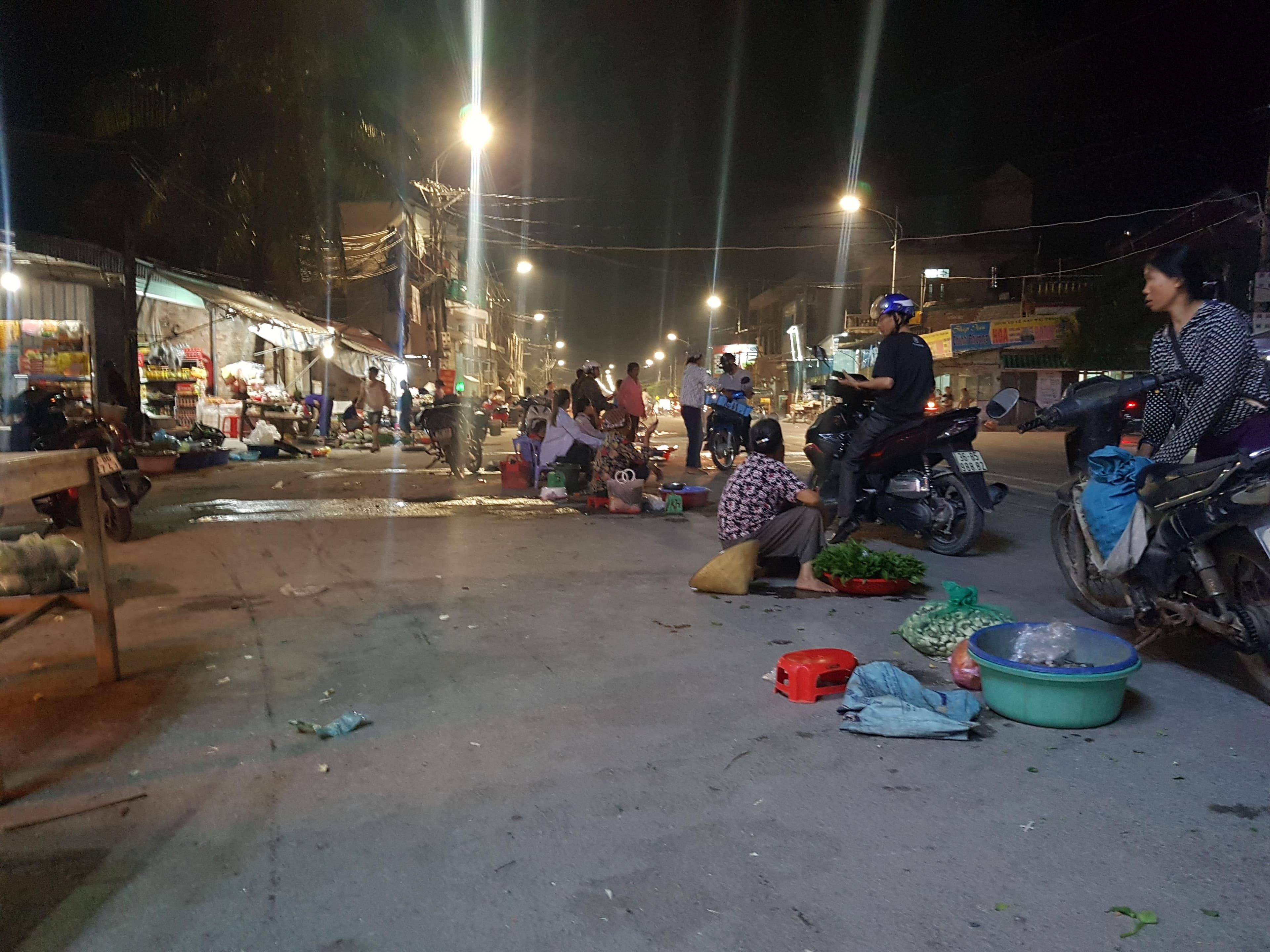 “Điểm đen” họp chợ ở ngã năm Hoằng Ngọc
