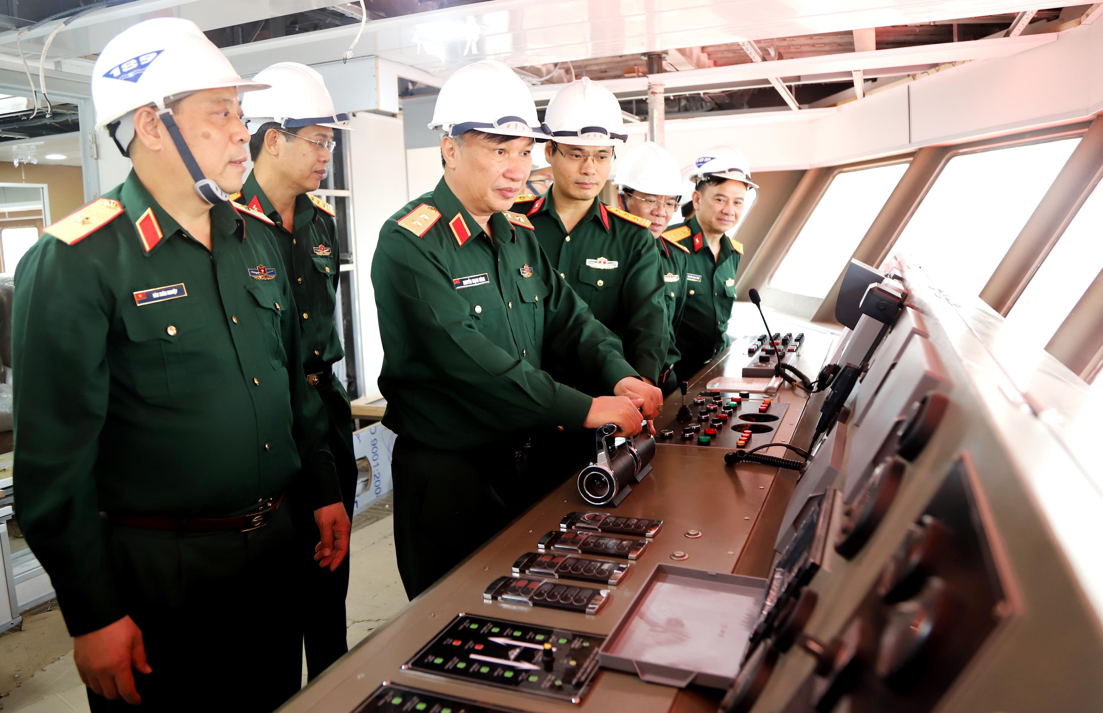 Đẩy mạnh thi đua, xây dựng ngành công nghiệp quốc phòng vững mạnh