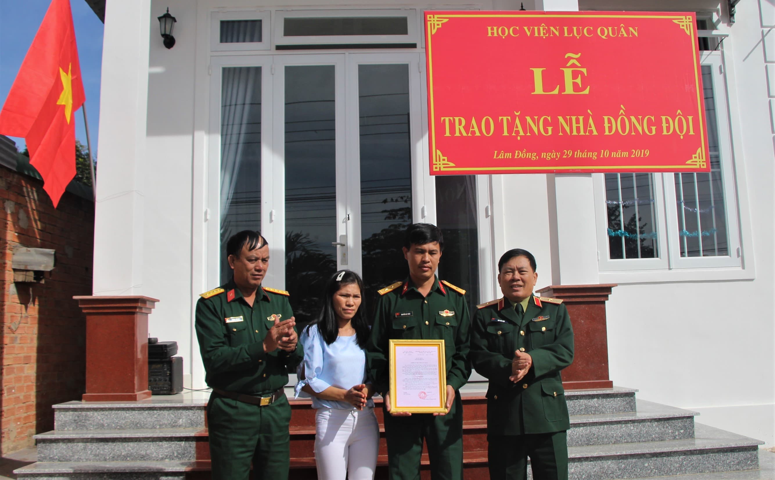 Học viện Lục quân trao nhà đồng đội tặng quân nhân có hoàn cảnh khó khăn