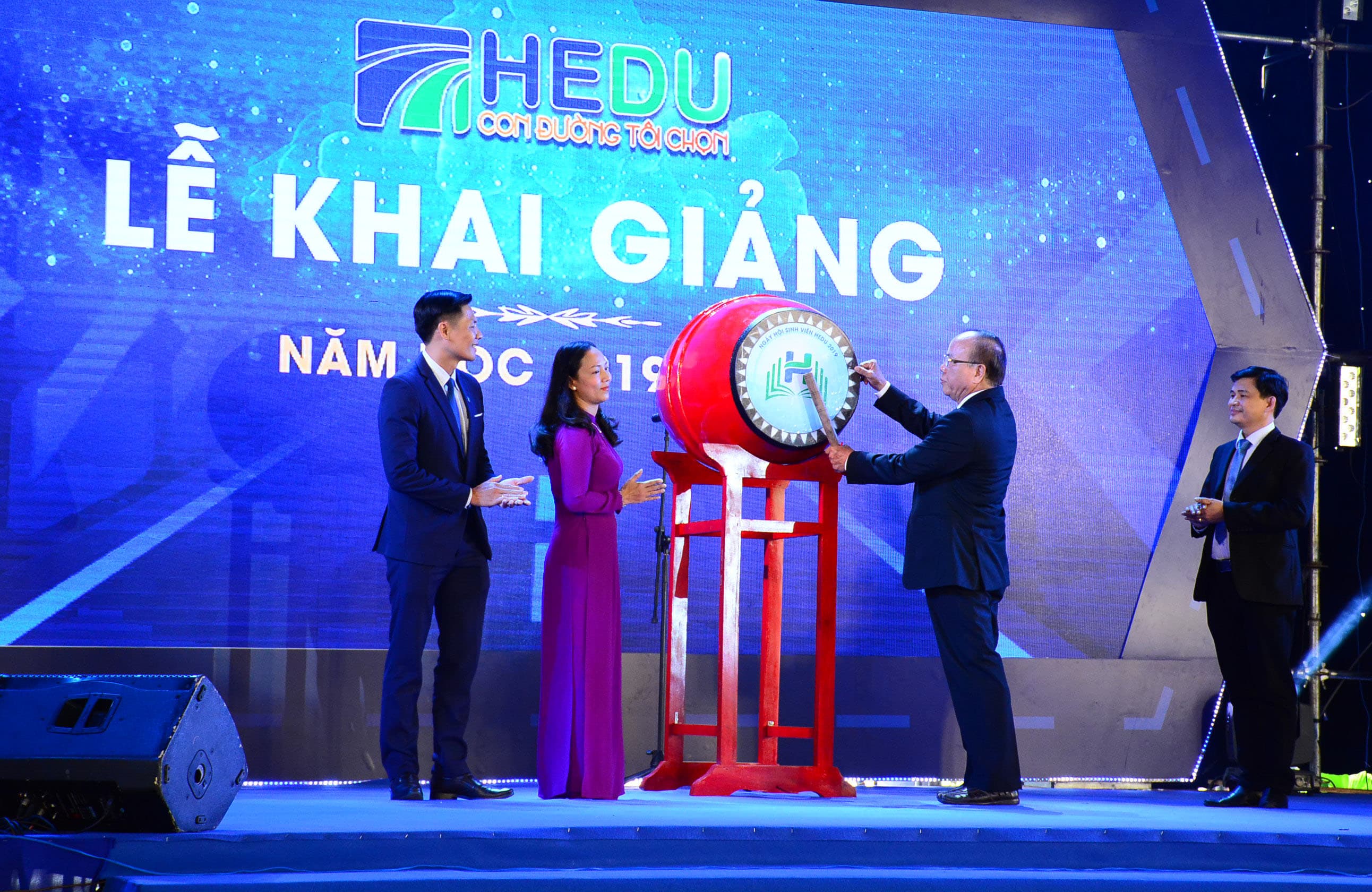 Hơn 12 tỷ đồng dành tặng học bổng cho sinh viên