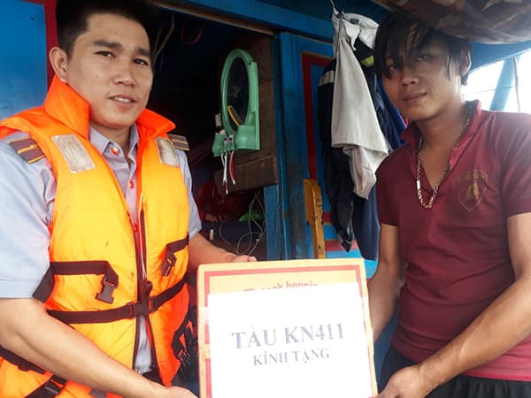 Tàu Kiểm ngư KN 411, cứu tàu cá gặp nạn trên biển