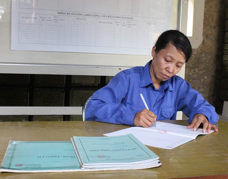 Nữ thủ kho chuyên cần