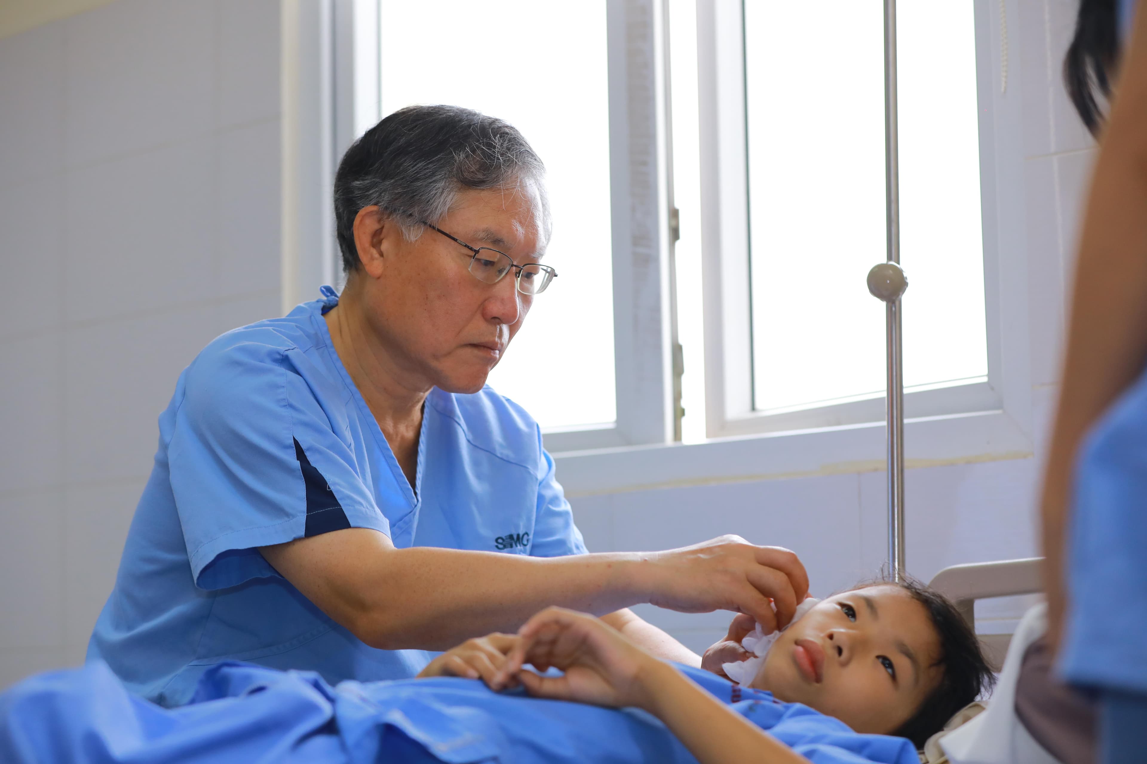 Những bác sĩ đi xây cầu hữu nghị Hàn - Việt