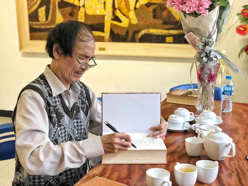 Người họa sĩ nặng lòng với tranh sơn mài
