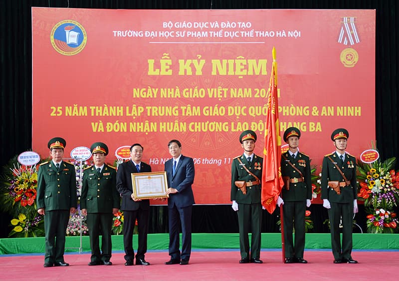 Trung tâm Giáo dục Quốc phòng và an ninh đón nhận Huân chương Lao động hạng Ba