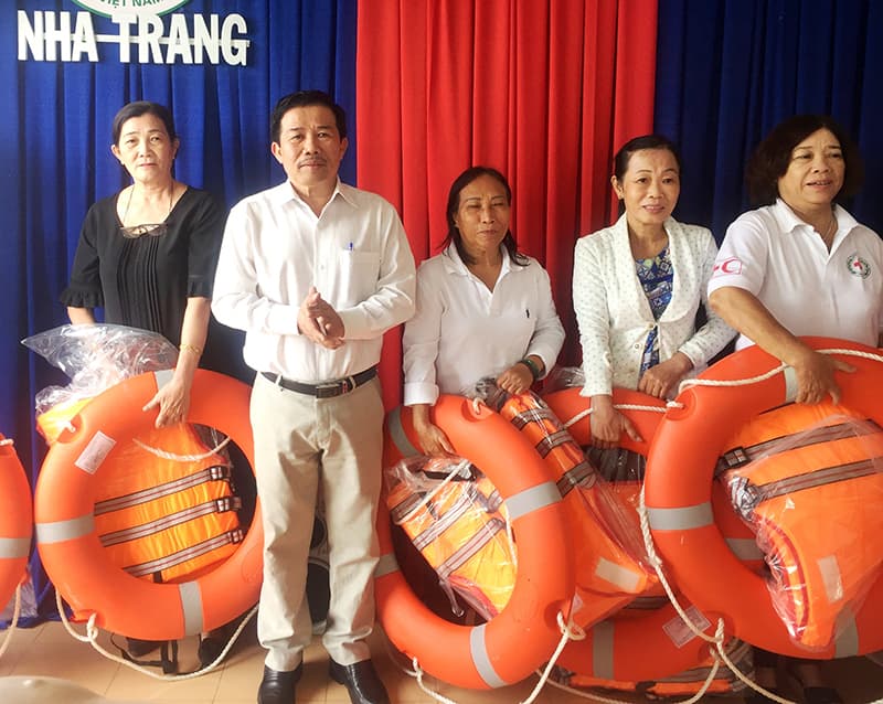 Hội Chữ thập đỏ thành phố Nha Trang trao áo phao và phao cứu sinh ứng phó mưa bão