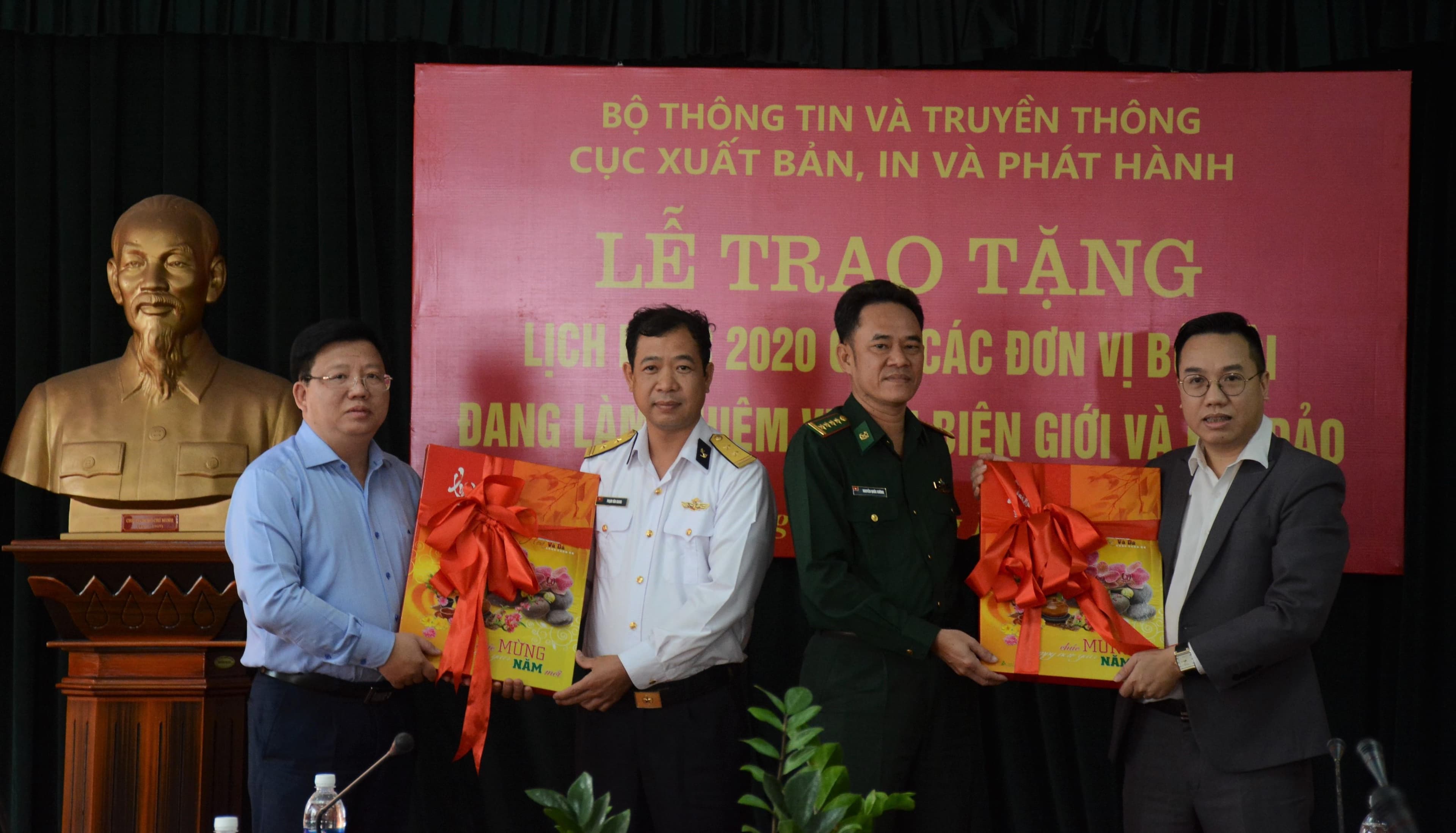 Trao 3.000 cuốn lịch bloc tặng một số đơn vị quân đội