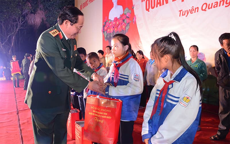 Sẻ chia khó khăn, thêm gắn kết tình quân dân