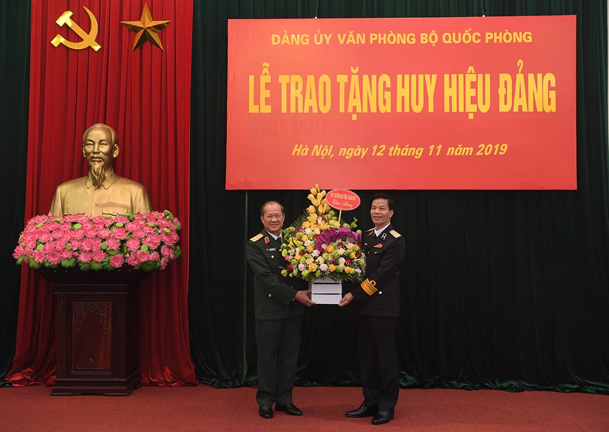 Trao Huy hiệu 40 năm tuổi Đảng tặng Thượng tướng Bế Xuân Trường