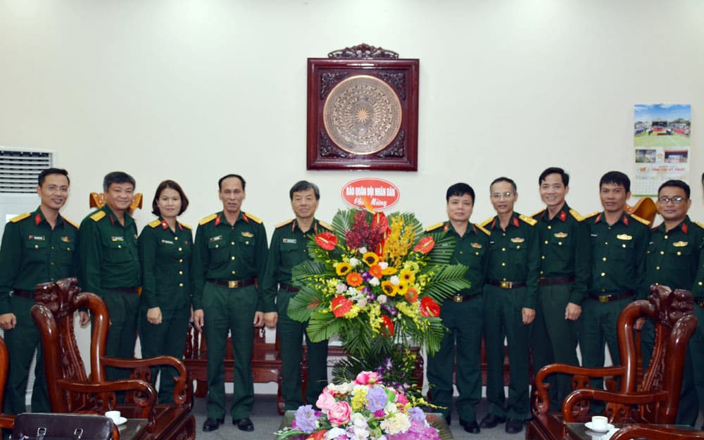 Báo Quân đội nhân dân thăm, chúc mừng các trường Quân đội nhân dịp 20-11