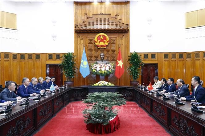 Thủ tướng Nguyễn Xuân Phúc tiếp Chủ tịch Hạ viện Kazakhstan