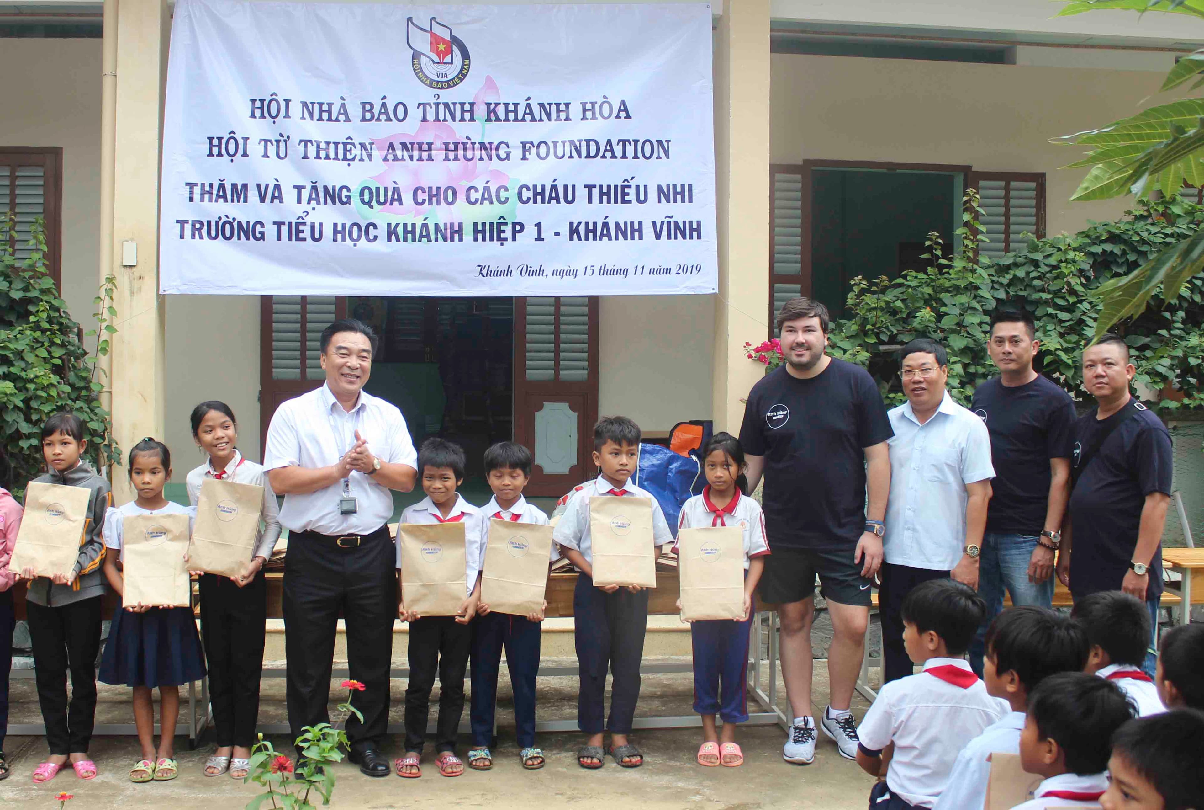 Khánh Hòa: Tặng 200 suất quà cho học sinh xã Khánh Hiệp