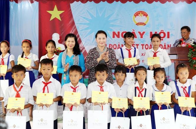 Chủ tịch Quốc hội Nguyễn Thị Kim Ngân dự Ngày hội Đại đoàn kết toàn dân tộc tại ấp Sóc Chà B, tỉnh Trà Vinh