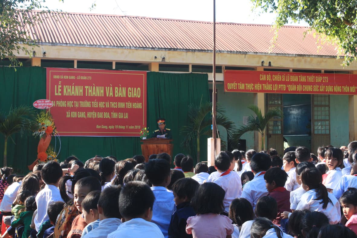 Bàn giao 4 phòng học tặng Trường TH và THCS Đinh Tiên Hoàng