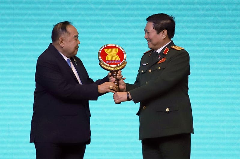 Một số hình ảnh hoạt động của Bộ trưởng Ngô Xuân Lịch trong chuyến tham dự ADMM hẹp và ADMM+ lần thứ 6