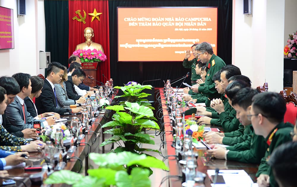 Đoàn nhà báo Bộ Thông tin Vương quốc Campuchia thăm Báo Quân đội nhân dân