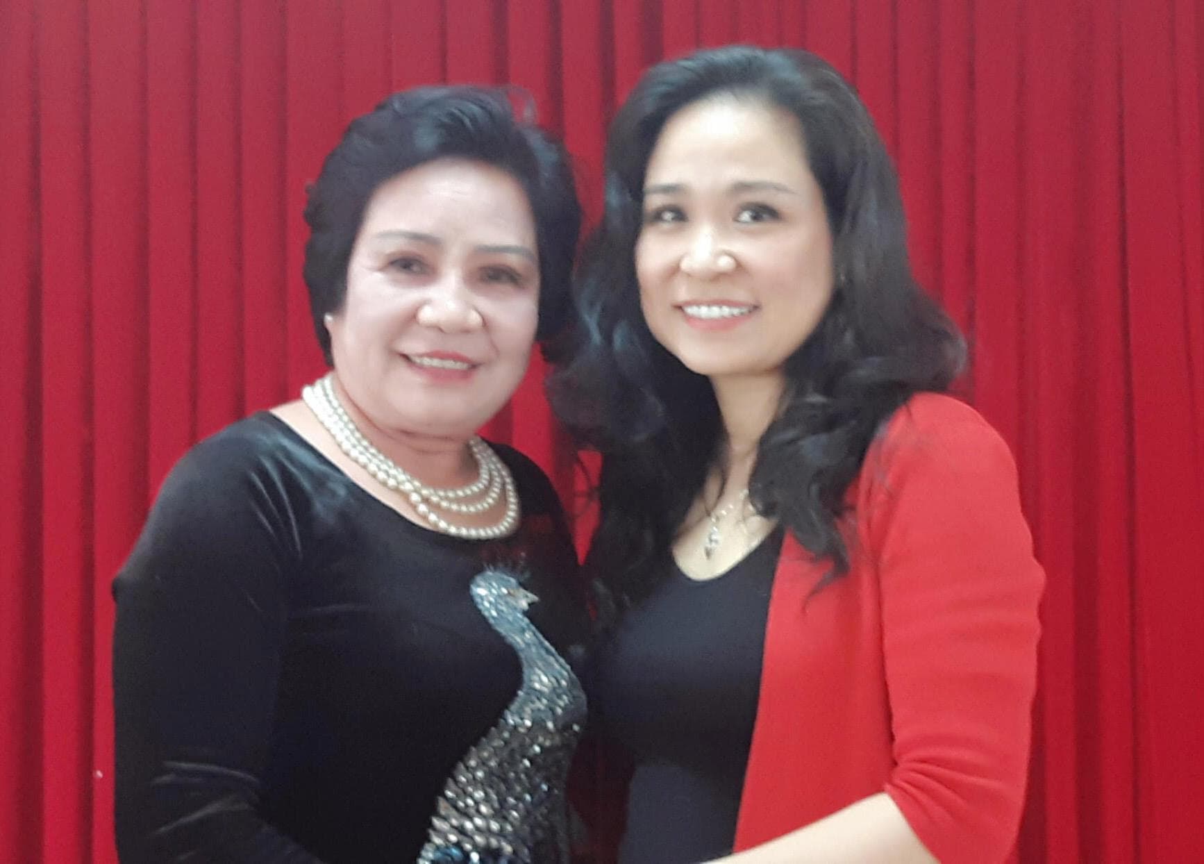 Mẹ hát hay, con diễn giỏi
