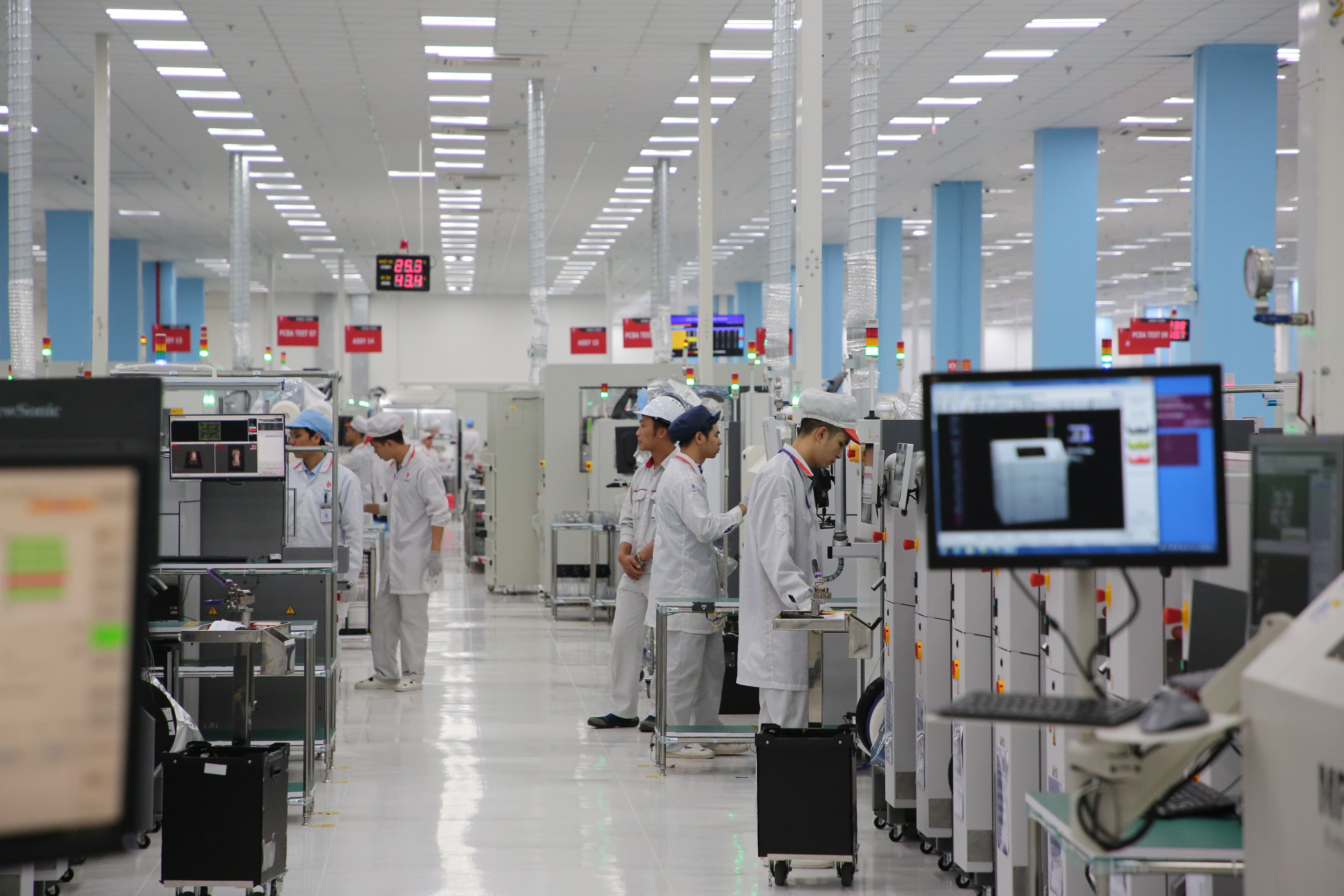 Bên trong nhà máy sản xuất thiết bị điện tử VinSmart