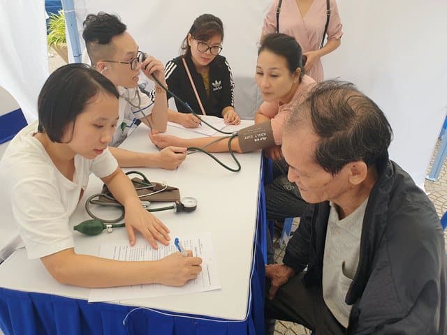 Hàng nghìn người dân được khám bệnh, tầm soát ung thư miễn phí